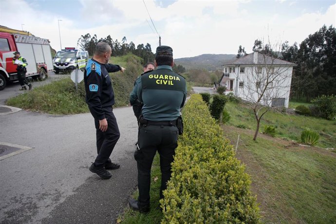 Efectivos de Guardia Civil y Policía investigan la zona por donde cayó el coche del accidente, a 1 de abril de 2023, en Xove, Lugo, Galicia, (España). Dos hombres y dos mujeres, vecinos de Ribadeo, han fallecido en un accidente de circulación registrado