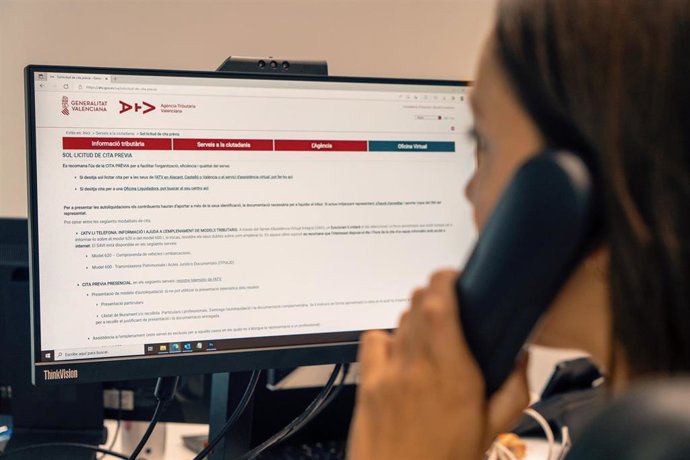 Archivo - El servicio de atención telefónica personalizada de la ATV se extiende a todas las Oficinas Liquidadoras