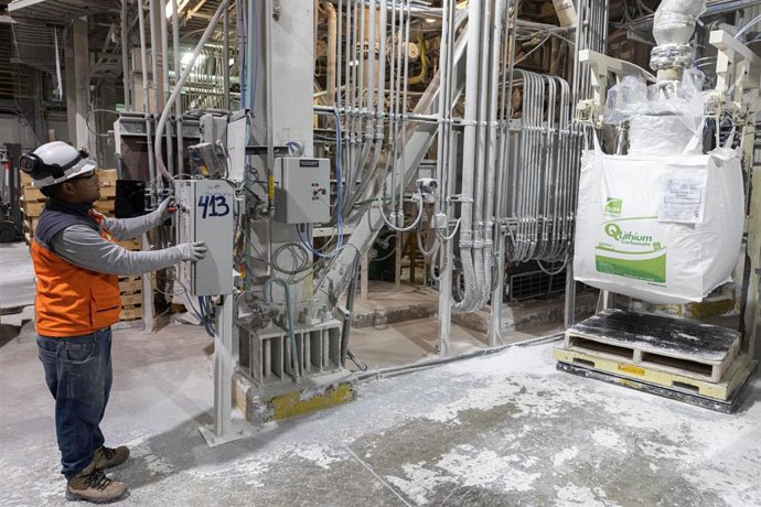 Archivo - 25 October 2022, Chile, Antofagasta: A worker supervises the production of lithium carbonate by the Chilean company SQM. This refinery processes lithium mined from the salt lakes in the Atacama Desert. Photo: Lucas Aguayo Araos/dpa