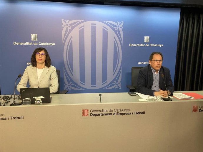 La directora del Observatori del Treball i Model Productiu, Manuela Redondo, y el secretario de Trabajo de la Generalitat, Enric Vinaixa.