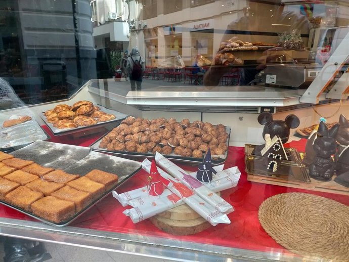 Imagen de un escaparate en Confitería Maite