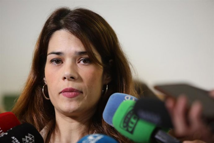 La portavoz estatal de Podemos, Isabel Serra, atiende a los medios en Sevilla.