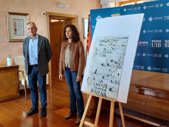 El rector de la UIB, Jaume Carot, y la vicerrectora de Proyección Cultural y Universidad Abierta de la UIB, Magdalena Brotons, junto al cuadro recuperado de Miquel Barceló