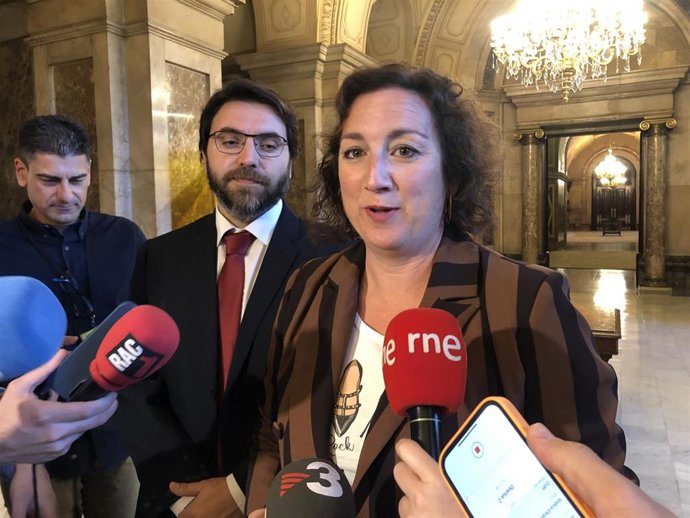 La portavoz del PSC-Units en el Parlament, Alícia Romero, y el diputado y secretario primero de la Mesa, Ferran Pedret, en declaraciones a los medios en el Parlament.
