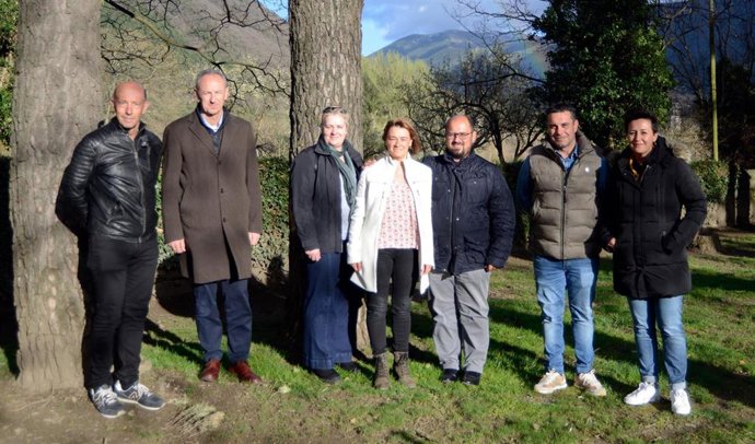 La alcaldesa de Biescas, Nuria Pargada (en el centro) con Alberto Izquierdo y representantes locales y de la Ejecutiva del Partido Aragonés, este fin de semana en Biescas