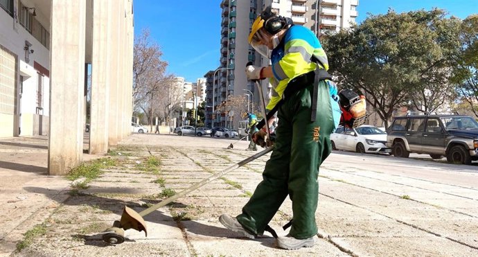 Un trabajador de Emaya, haciendo tareas de desbroce.
