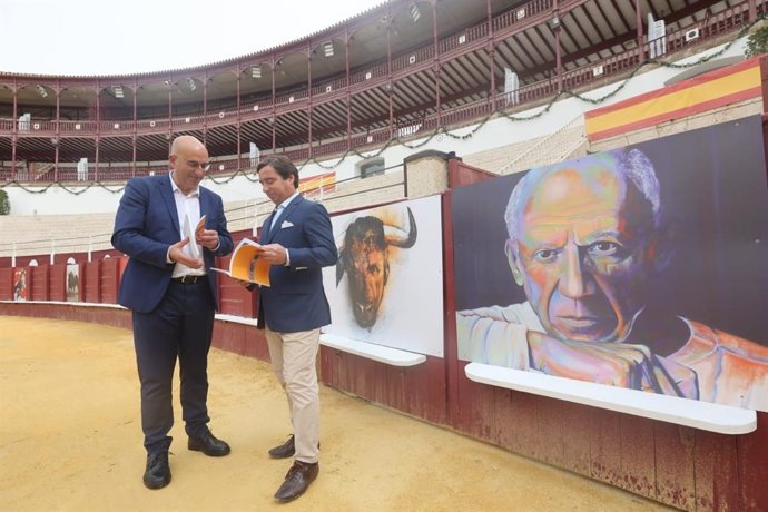 El diputado de Cultura, Manuel López Mestanza, junto con  José María Garzón, director general de Lances de Futuro, empresa adjudicataria de La Malagueta.