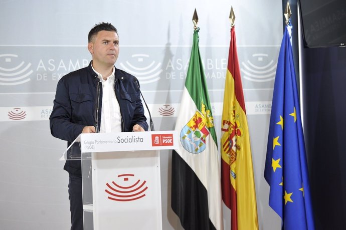 El diputado del PSOE en la Asamblea Felipe Redondo en rueda de prensa para valorar los datos de paro en marzo en Extremadura