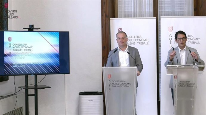 El director general de Modelo Económico y Empleo, Lloren Pou, y el conseller de Modelo Económico, Turismo y Trabajo, Iago Negueruela, en la rueda de prensa para valorar los datos de paro y afiliación del mes de marzo.