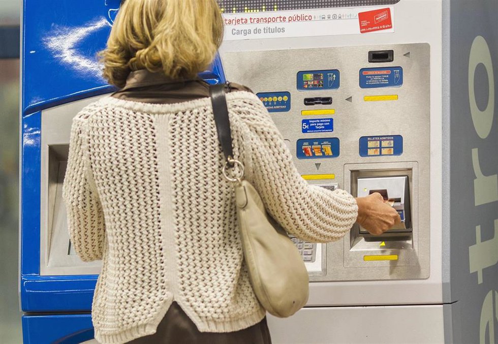Archivo - Metro de Madrid, máquinas, billetes, pasajeros, turismo, turistas, viajeros, viajando, viajar