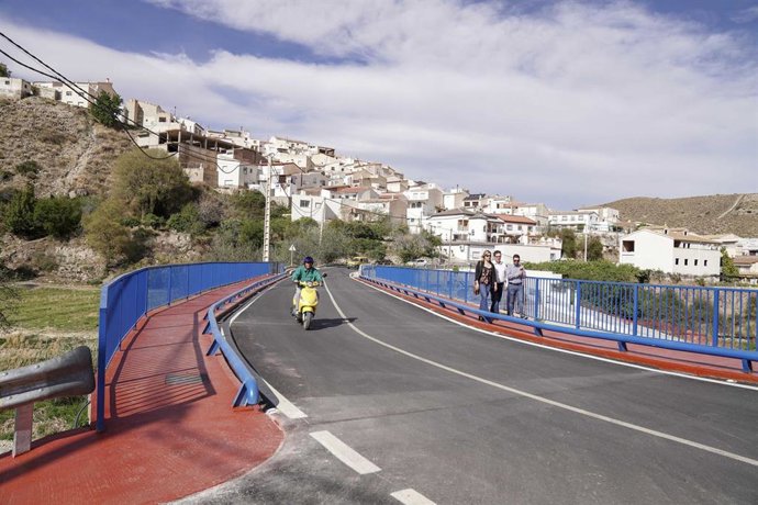 Antonio Jesús Rodríguez visita la obra del puente de Líjar junto al alcalde, Sergio Sánchez