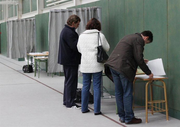 Archivo - Personas votando en unas elecciones.