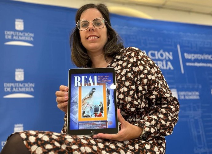 Almudena Morales muestra la portada del nuevo número de la revista REAL