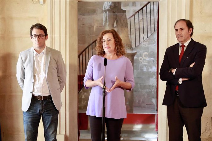 (De Izquierda A Derecha) El Conseller De Modelo Económico, Turismo Y Trabajo, Iago Negueruela; La Presidenta Del Govern, Francina Armengol; Y El Presidente De Iberia, Javier Sánchez