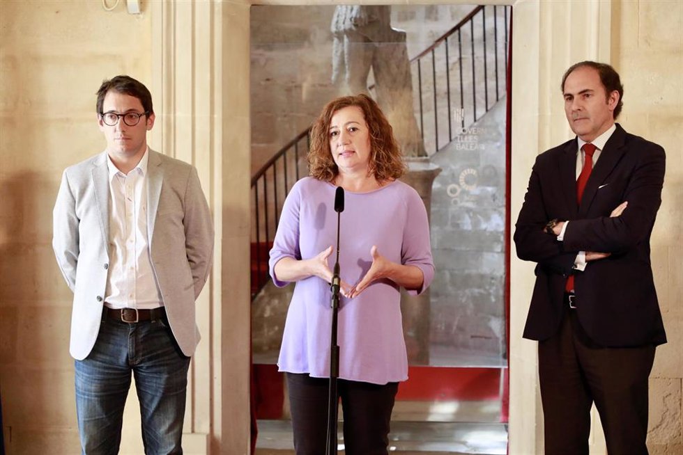 (De Izquierda A Derecha) El Conseller De Modelo Económico, Turismo Y Trabajo, Iago Negueruela; La Presidenta Del Govern, Francina Armengol; Y El Presidente De Iberia, Javier Sánchez
