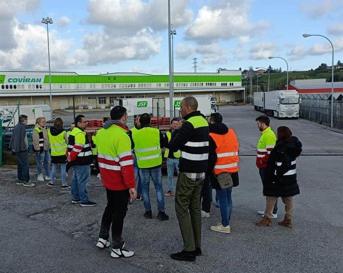 Huelga de trabajadores de Covirán en el centro de Peñacastillo