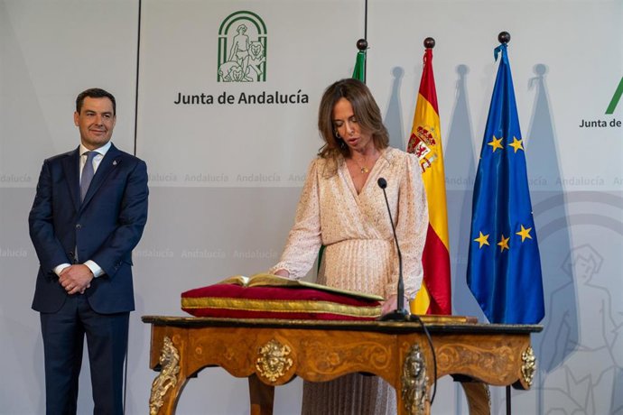 La consejera de Fomento y Articulación del Territorio de la Junta de Andalucía, Rocío Díaz, jura en la presencia de el presidente de la Junta de Andalucía, Juanma Moreno, a 4 de abril de 2023, en Sevilla, (Andalucía, España). El presidente de la Junta, 