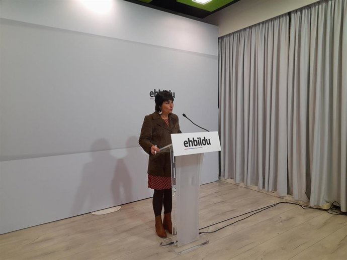 La candidata de EH Bildu a la Presidencia del Gobierno de Navarra, Laura Aznal, durante la rueda de prensa