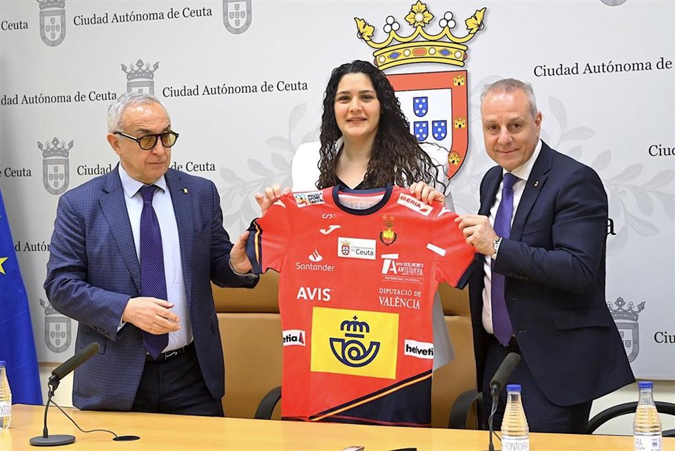 El presidente de la RFEBM, Francisco V. Blázquez; la consejera de Juventud y Deporte de la Ciudad Autónoma de Ceuta, Lorena Miranda; y el presidente del COE, Alejandro Blanco.