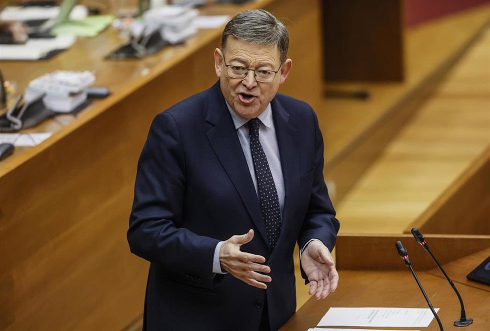 Archivo - El presidente de la Generalitat, Ximo Puig, interviene durante una sesión de control