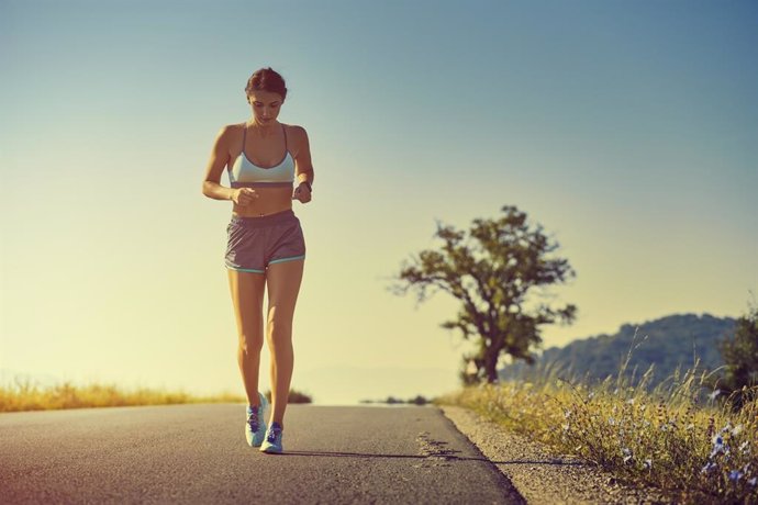 Archivo - Mujer haciendo deporte en verano bajo el sol.