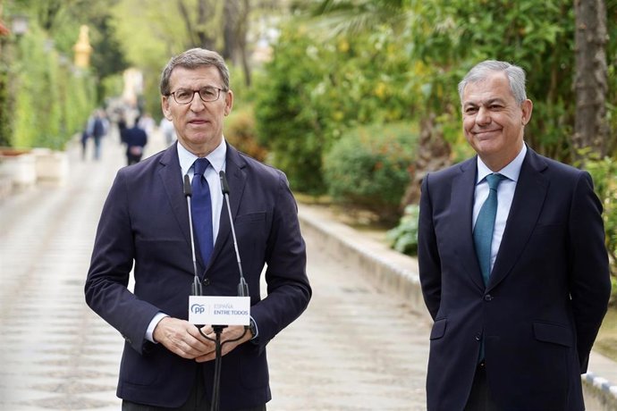 Alberto Núñez Feijóo (i.) y José Luis Sanz, este martes en Sevilla