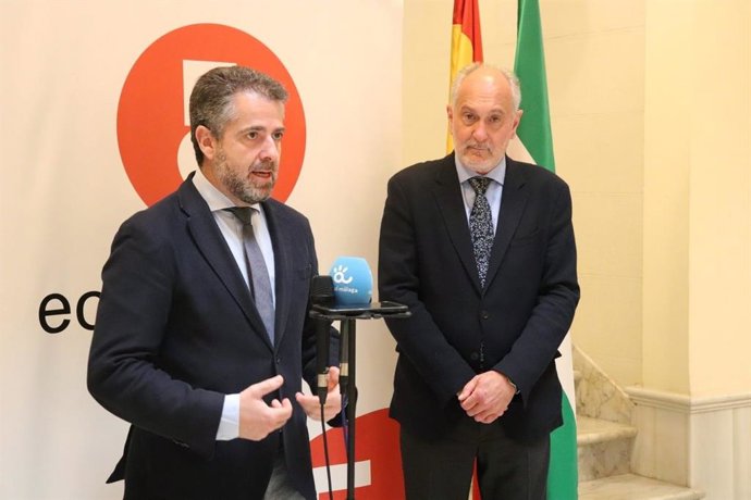 El vicesecretario de Málaga Productiva del PP, Carlos Conde, atiende a los medios tras reunirse con representantes del Colegio de Economistas