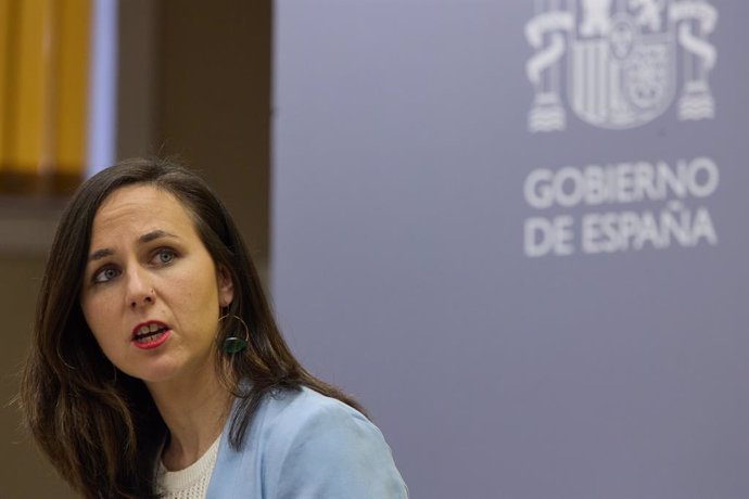 La ministra de Derechos Sociales y Agenda 2030, Ione Belarra, interviene durante el acto de rendición de cuentas 'Escudo social: descubre un futuro mejor', en el Ministerio de Derechos Sociales y Agenda 2030, a 23 de marzo de 2023, en Madrid (España).