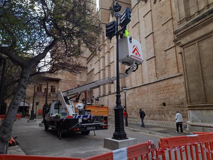 Instalación de las primeras columnas ornamentales del nuevo alumbrado de la Seu.