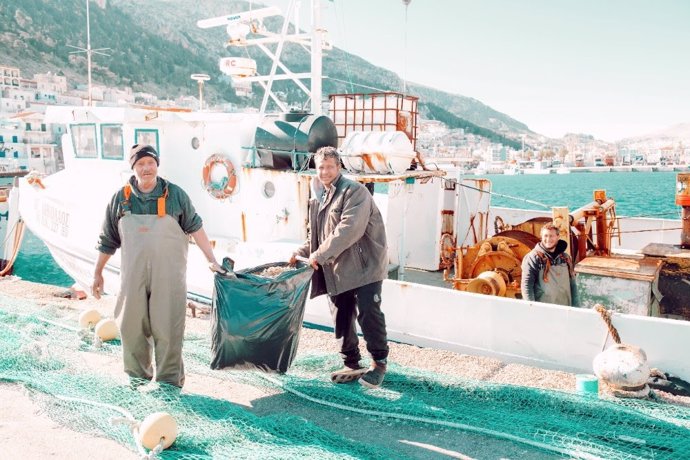 Una iniciativa de Gravity Wave retira nueve toneladas de redes de pesca al  mes que logra reciclar
