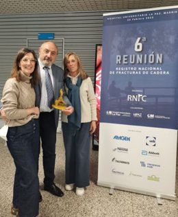 El doctor Manuel Mesa Ramos (centro), posa con el premio logrado.