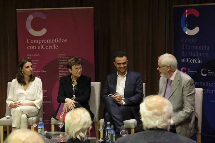 Los candidatos de Unidas Podemos a la alcaldía de Palma, Presidencia del Govern y Presidencia del Consell, Lucía Muñoz, Antnia Jover e Iván Sevillano, en el debate del Cercle d'Economia.