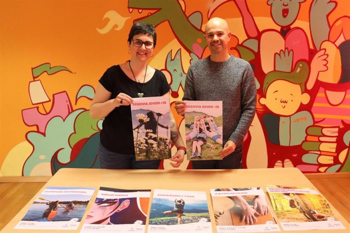 El concejal de Juventud, Angel Galindo, con la dinamizadora de la Casa Joven, Maria Pozo