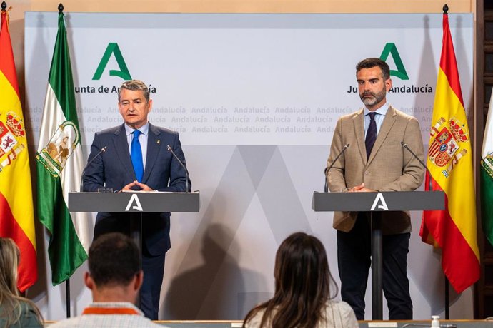 El consejero de Presidencia, Interior y Diálogo Social de la Junta de Andalucía, Antonio Sanz, (i) junto a El consejero de sostenibilidad, Medio Ambiente y Economía Azul y portavoz del Gobierno, Ramón Fernández Pacheco,(d) durante la rueda de prensa tra