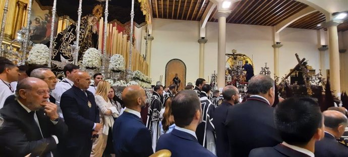 El presidente Fernando Rodríguez Villalobos realiza la tradicional ofrenda floral de la Diputación a la hermandad del Cerro del Águila.