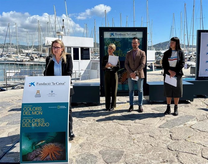La Fundación 'la Caixa' presenta en el puerto de Ibiza la exposición 'Colores del mundo'.