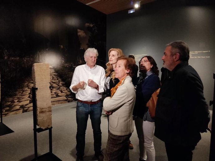 Juan Luis Arsuaga y Mar Sancho en la exposición inaugurada en el MEH de Burgos,