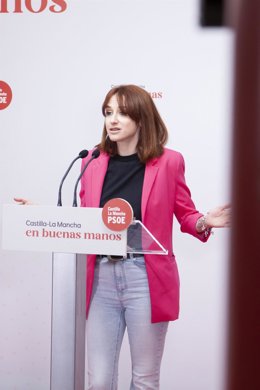 La diputada socialista en las Cortes de Castilla-La Mancha Diana López, en rueda de prensa.