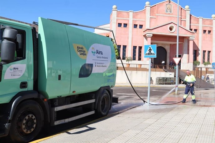 La limpieza viaria se realiza de forma previa, tras las comitivas y con turno especial de noche.