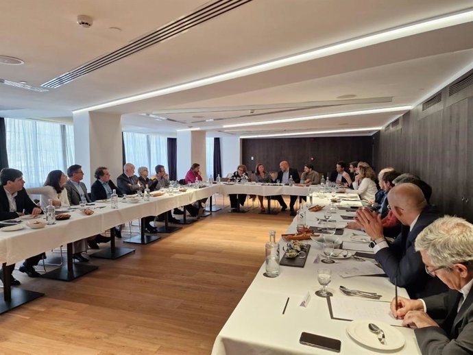 El presidente del PP de Palma y candidato a la alcaldía, Jaime Martínez Llabrés, se reúne con hoteleros para poner en común propuestas para avanzar hacia una calidad del turismo