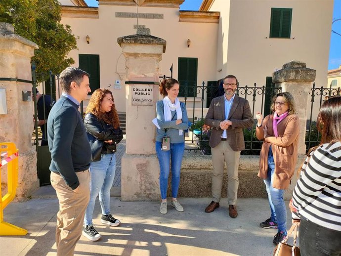 El alcalde de Palma, José Hila, durante la visita al CEIP sa Casa Blanca.