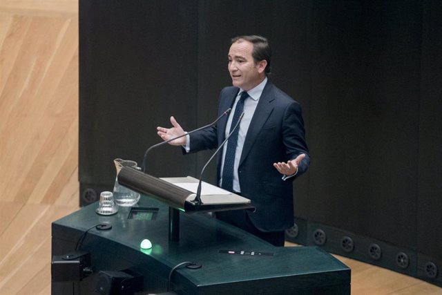 El delegado de Medio Ambiente y Movilidad, Borja Carabante, interviene durante una sesión extraordinaria del Pleno Municipal, en el Ayuntamiento de Madrid, a 4 de abril de 2023
