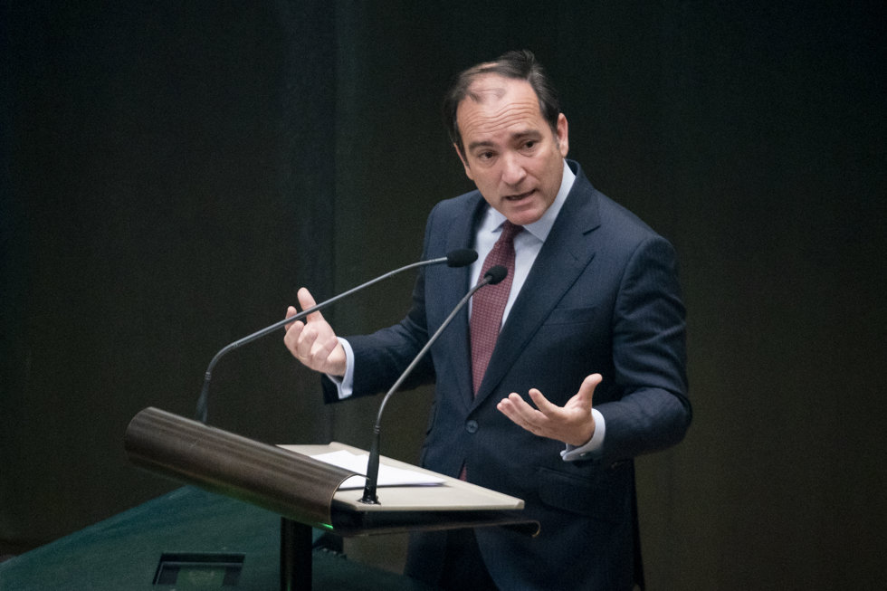 El delegado de Medio Ambiente y Movilidad, Borja Carabante, interviene durante una sesión extraordinaria del Pleno Municipal, en el Ayuntamiento de Madrid, a 4 de abril de 2023
