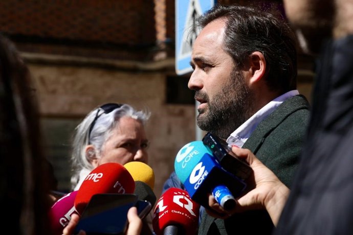 El presidente del PP, Paco Núñez, atiende a los  medios en Ciudad Real.