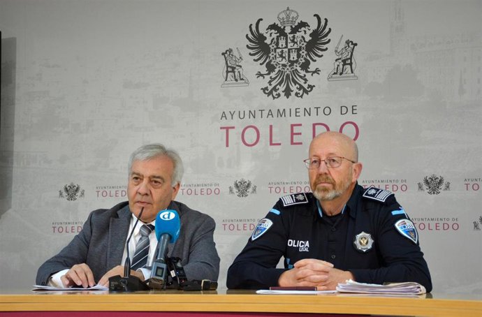 El Concejal De Movilidad Y Seguridad Ciudadana, Juan José Pérez Del Pino,Juan José Pérez Del Pino, Y El Intendente-Jefe De La Policía Local, José Luis Martín Mora, En Rueda De Prensa.