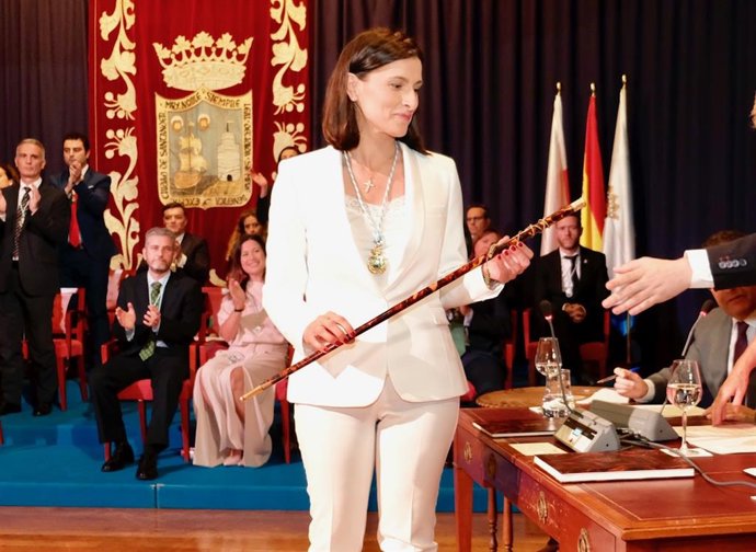 Archivo - Gema Igual, del PP, coge el bastón de mando tras ser elegida alcaldesa de Santander en 2019