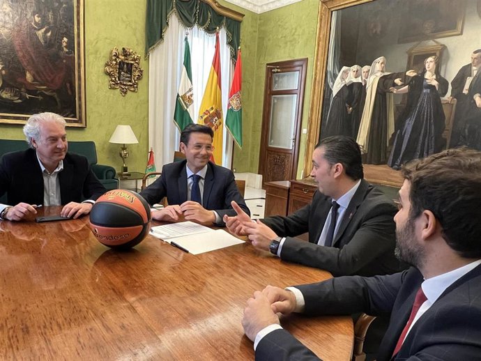 Reunión entre el Ayuntamiento y la Fundación CB Granada