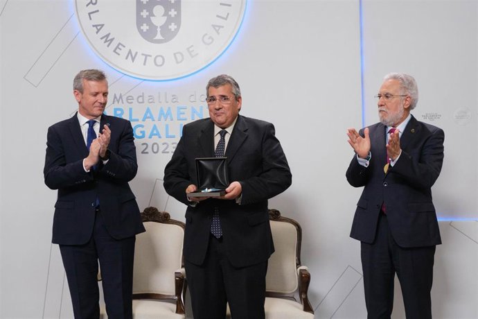El presidente de la Xunta, Alfonso Rueda, y el presidente del presidente del Parlamento, Miguel Santalices, en la entrega de la Medalla del Parlamento de Galicia al presidente de turno de la Comuniad de Trabajo Galicia-Norte de Portugal, Antonio Cunha