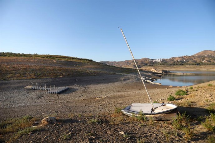 Archivo - El pantano de La Viñuela situado en el término de Vélez Málaga se acerca a sus cifras mínimas históricas donde el embalse se encuentra al 12% de su capacidad, donde no llueve desde el pasado invierno y abastece a cerca de doscientos mil habita