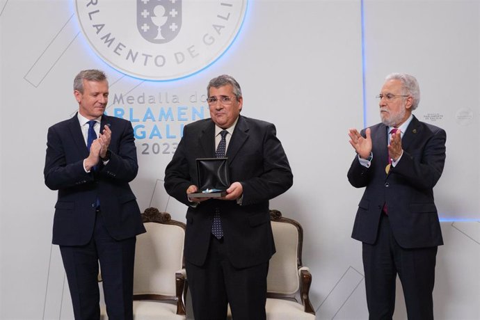 O presidente da Xunta, Alfonso Rueda, e o presidente do presidente do Parlamento, Miguel Santalices, na entrega da Medalla do Parlamento de Galicia ao presidente de quenda da Comuniad de Traballo Galicia-Norte de Portugal, Antonio Cunha